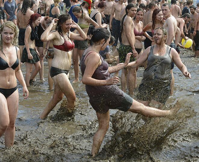 Wilde Schlammschlacht beim "Haltestelle Woodstock"-Festival - und Bundespräsident Gauck ist mittendrin. Sehen Sie hier die verrückten Bilder.