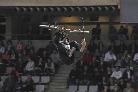 Sie wirbeln unaufhaltsam durch die Luft: Die BMX-Freestyler bei ihren Runs durch die Bowl. Foto: Marta Perez
