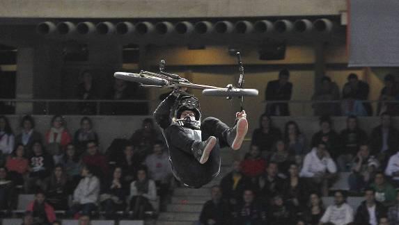Sie wirbeln unaufhaltsam durch die Luft: Die BMX-Freestyler bei ihren Runs durch die Bowl. Foto: Marta Perez Sie wirbeln unaufhaltsam durch die Luft: Die BMX-Freestyler bei ihren Runs durch die Bowl. Foto: Marta Perez