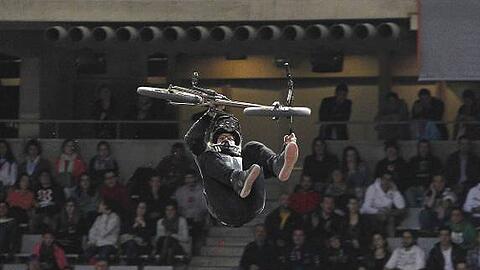 Sie wirbeln unaufhaltsam durch die Luft: Die BMX-Freestyler bei ihren Runs durch die Bowl. Foto: Marta Perez