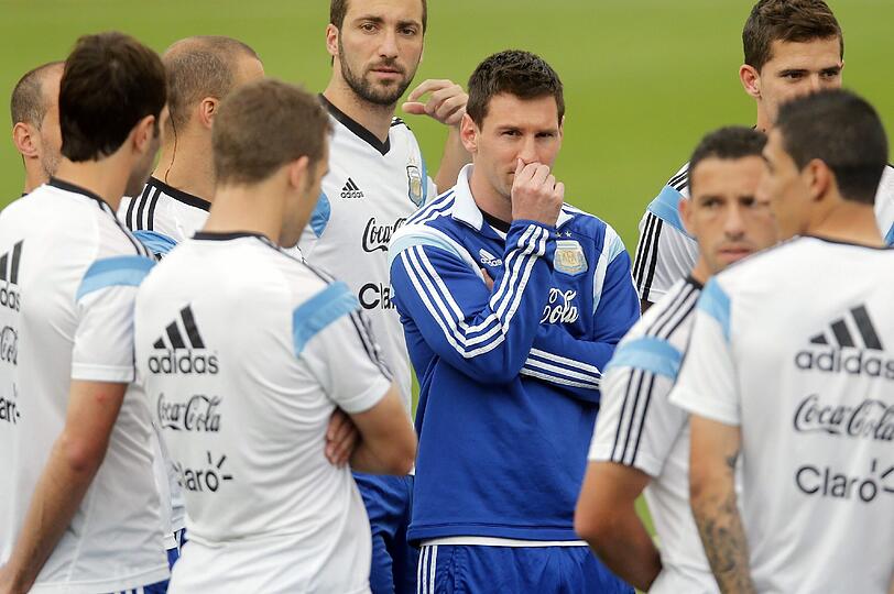 Lionel Messi (Mitte) und seine Mitspieler trauern um die bei einem Autounfall ums Leben gekommenen Journalistin Maria Soledad Fernandez.