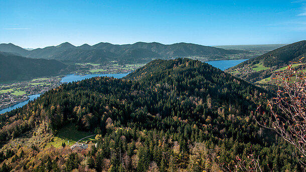 Hinten leuchtet der Tegernsee.