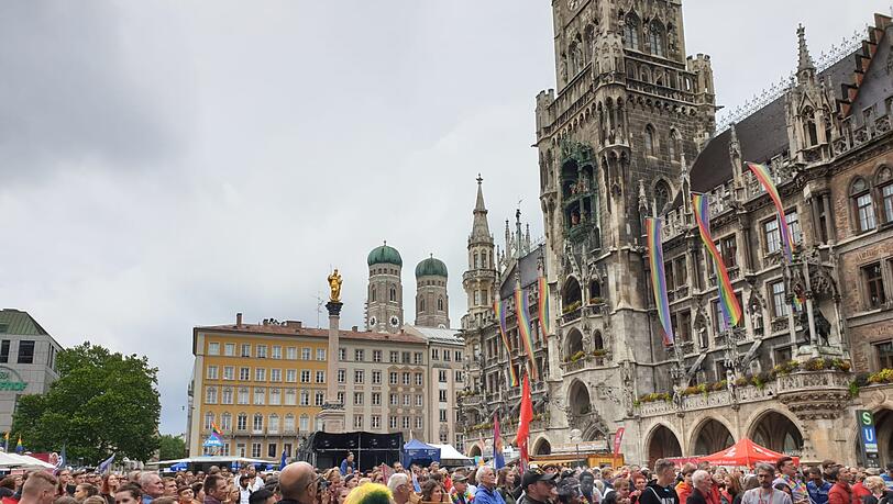 Großes Interesse der Münchner am politischen Auftakt beim CSD Großes Interesse der Münchner am politischen Auftakt beim CSD