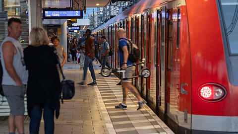 Fahrgäste steigen an der Hackerbrücke aus einer S-Bahn aus und ein.