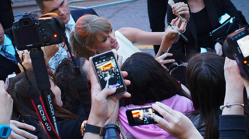 Auf der Suche nach dem perfekten Foto für Instagram: Taylor Swift wird von Fans belagert.