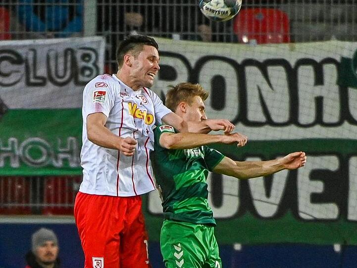 Andreas Albers von Regensburg (l.) und Maximilian Sauer von Fürth beim Kopfballduell. Foto: Armin Weigel/dpa