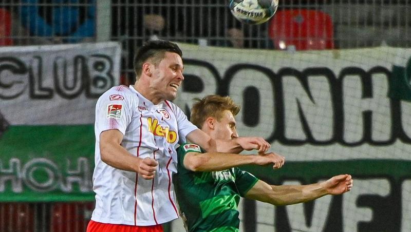 Andreas Albers von Regensburg (l.) und Maximilian Sauer von Fürth beim Kopfballduell. Foto: Armin Weigel/dpa Andreas Albers von Regensburg (l.) und Maximilian Sauer von Fürth beim Kopfballduell. Foto: Armin Weigel/dpa
