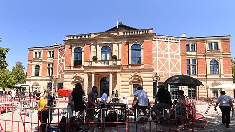 Journalisten warten vor Beginn der Bayreuther Festspiele 2019 vor dem Festspielhaus. Foto: Tobias Hase