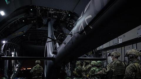 Nach Kabul verlegt: Ein Bundeswehr-Hubschrauber vom Typ H-145M steht neben Bundeswehrsoldaten in einem Transportflugzeug A400M.