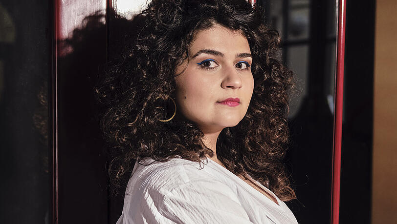 Pinar Karabulut wurde 1987 in Mönchengladbach geboren. Sie studierte Theaterwissenschaft, Kunstgeschichte und Neue deutsche Literatur in München. Ab 2014 inszenierte sie in Köln, Berlin, Wien, Basel und dem Münchner Volkstheater.