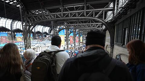 Jeden Tag fahren hunderte Züge am Hamburger Hauptbahnhof