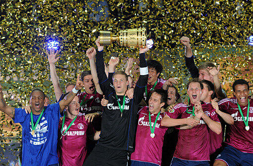 Manuel Neuer: Der Schalke-Kapitän stemmt den DFB-Pokal in den Nachthimmelvon Berlin.