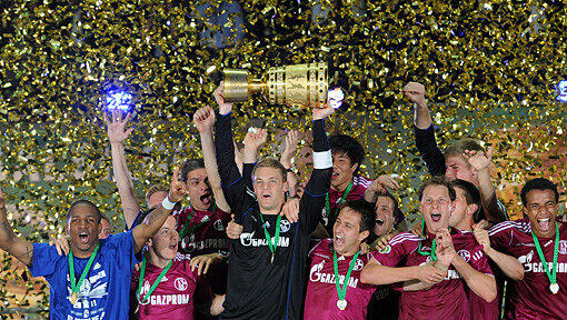 Manuel Neuer: Der Schalke-Kapitän stemmt den DFB-Pokal in den Nachthimmelvon Berlin. Manuel Neuer: Der Schalke-Kapitän stemmt den DFB-Pokal in den Nachthimmelvon Berlin.