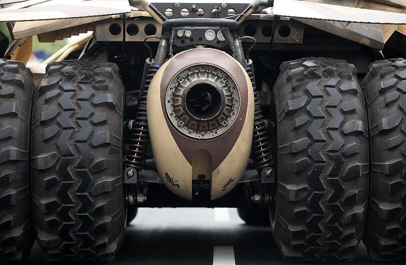 Fette Düse, fette Reifen: Das Batmobil kommt ganz schön wuchtig daher.