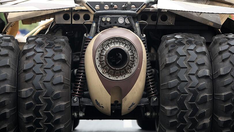 Fette Düse, fette Reifen: Das Batmobil kommt ganz schön wuchtig daher. Fette Düse, fette Reifen: Das Batmobil kommt ganz schön wuchtig daher.