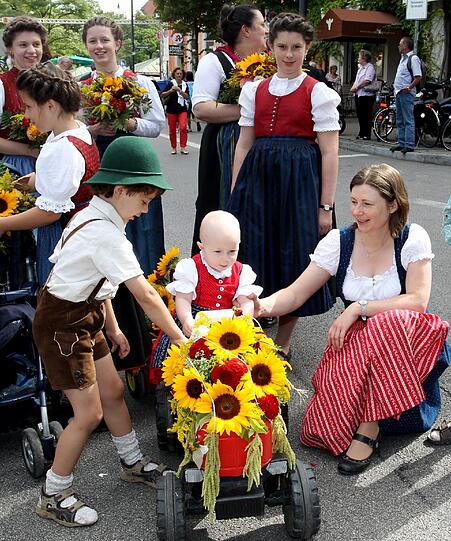 Der Gärtnerjahrtag geht auf ein Gelübde nach der Pestzeit im 17. Jahrhundert zurück. Bis heute wird es bei der heiligen Gertrud von Nivelles, der Schutzpatronin der Gärtner abgelegt. Das Gärtnerfest gehört mit Metzgersprung und Schäfflertanz zu den ältesten Brauchtümern der Stadt München.
