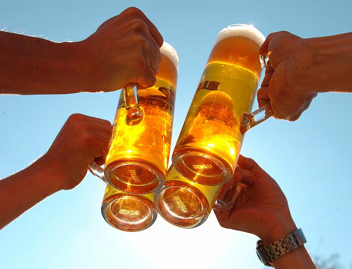 Putz-Tipp 1: Bierflecken entfernt man, indem man die Textilien in starkem Salzwasser auswäscht.