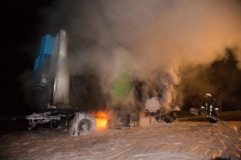Die Feuerwehr musste einen brennenden Fleischanhänger mit Schaum löschen. Hier die Bilder vom Brand.