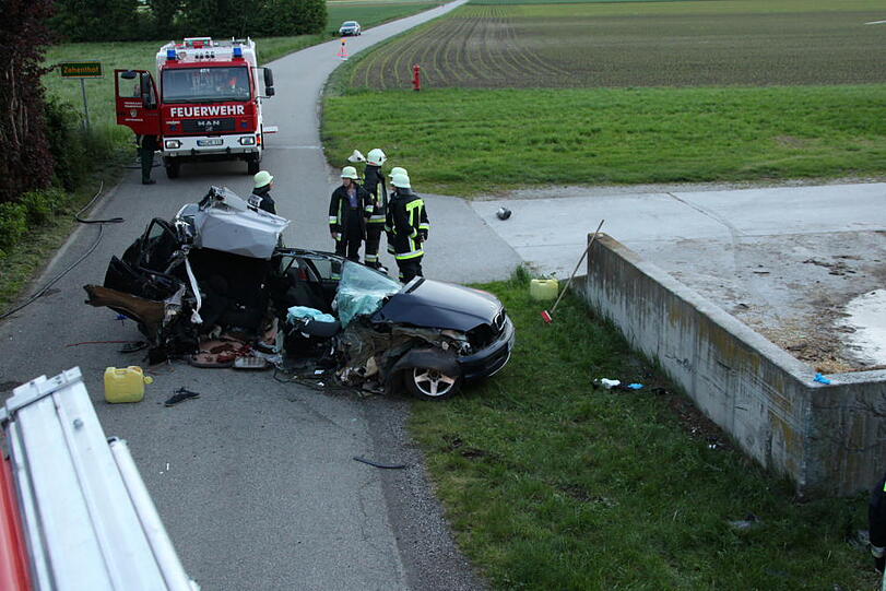 Unfall mit tödlichem Ausgang im Landkreis Mühldorf. Die Bilder vom Horror-Crash.