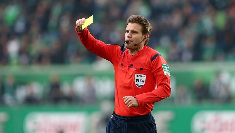 Der deutsche Schiedsrichter Felix Brych wird bei der Europameisterschaft in Frankreich pfeifen. Der deutsche Schiedsrichter Felix Brych wird bei der Europameisterschaft in Frankreich pfeifen.