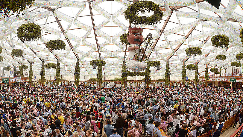 Tatort Hofbräuzelt: Hier kam es zu dem Übergriff des Wiesn-Security-Mannes. Tatort Hofbräuzelt: Hier kam es zu dem Übergriff des Wiesn-Security-Mannes.