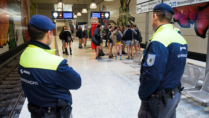 Schon bewaffnet: Münchner U-Bahn-Wachen. Schon bewaffnet: Münchner U-Bahn-Wachen.
