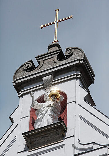 Die Dachfiguren der St. Michael Kirche in der Altstadt.