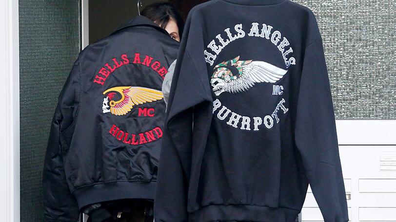 Eine durch die Polizei sichergestellte Kutte und Jacke eines Hells Angels