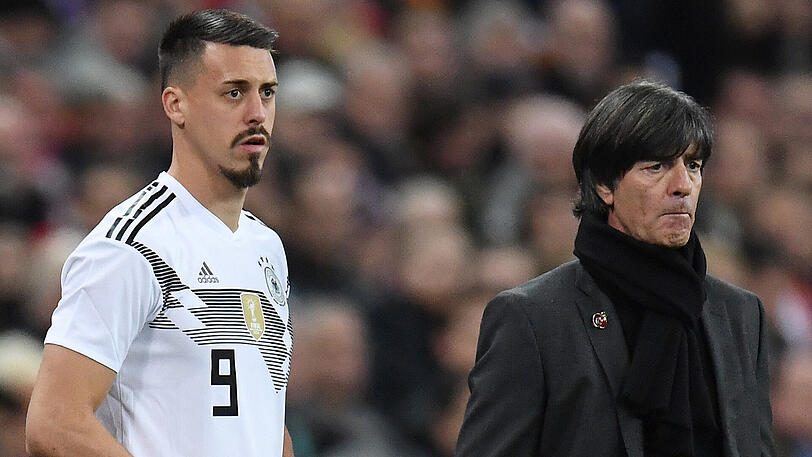 Länderspiel gegen England (0:0): Sandro Wagner bei seiner Einwechslung zusammen mit Bundestrainer Joachim Löw (rechts).