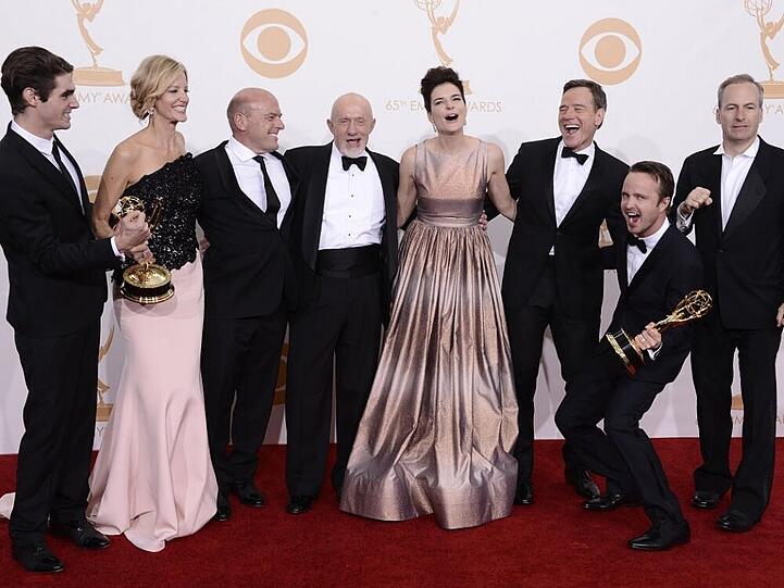 Das Team von "Breaking Bad" freut sich auf dem roten Teppich über den Emmy für die beste Drama-Serie