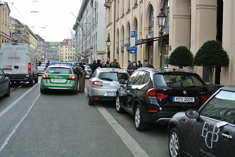 Nach Polizeiangaben waren sie am Mittwochmittag mit einer Axt oder einem Hammer in den Laden in der vornehmen Maximilianstraße eingedrungen.