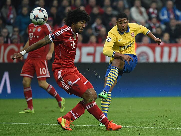 Serge Gnabry (hier im Duell mit Bayerns ehemaligen Innenverteidiger Dante) stand bis 2016 beim FC Arsenal unter Vertrag.