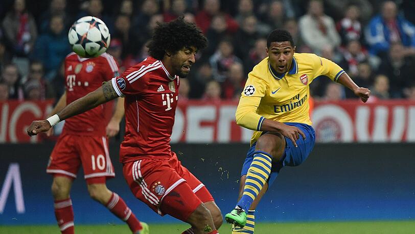 Serge Gnabry (hier im Duell mit Bayerns ehemaligen Innenverteidiger Dante) stand bis 2016 beim FC Arsenal unter Vertrag. Serge Gnabry (hier im Duell mit Bayerns ehemaligen Innenverteidiger Dante) stand bis 2016 beim FC Arsenal unter Vertrag.