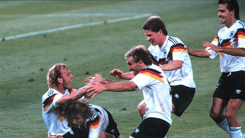 Hochgefühl: Andi Brehme (l.) schießt Deutschland 1990 zum WM-Titel.