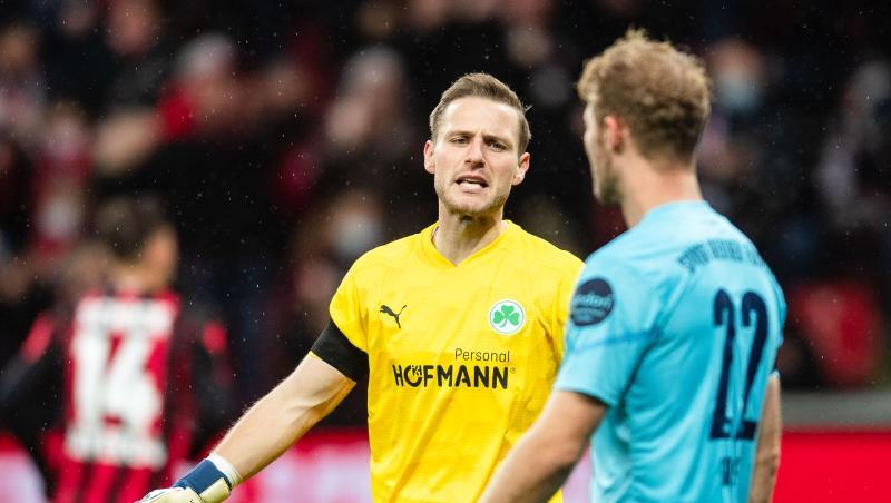 Fürths Torhüter Marius Funk (l) reagiert neben Sebastian Griesbeck nach dem Gegentreffer. Fürths Torhüter Marius Funk (l) reagiert neben Sebastian Griesbeck nach dem Gegentreffer.