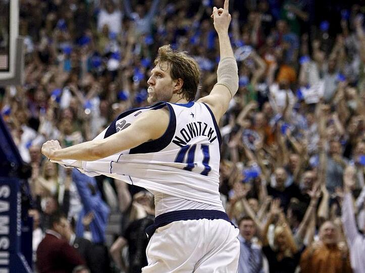 Dirk Nowitzki von den Dallas Mavericks jubelt nach einen «Dreier» gegen Utah Jazz.