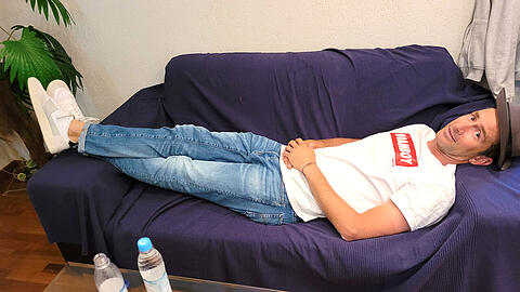 In der Pause flackt der Comedy-Star auf der Couch – und genießt die Ruhe.