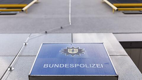 Beamte der Bundespolizei und der Staatsanwaltschaft Dresden haben in Bayern mutmaßliche Schleuser verhaftet.