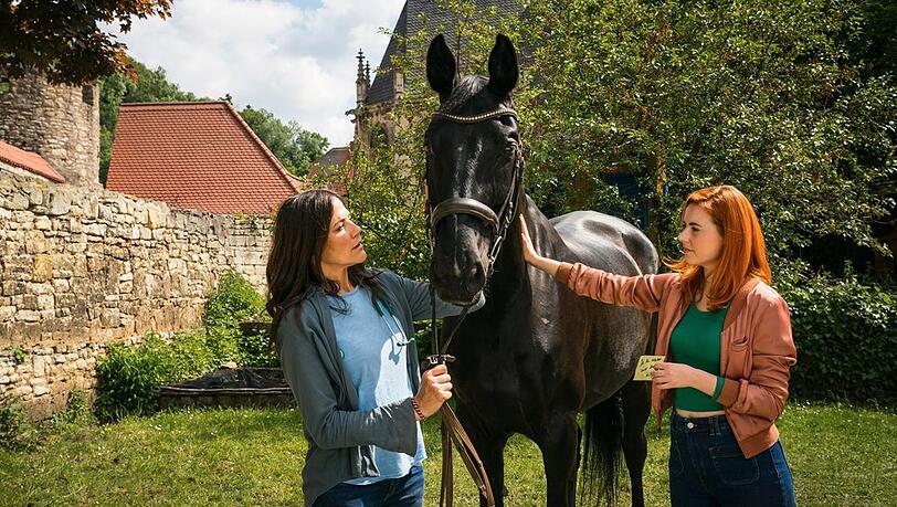 "Zwei Frauen f&uuml;r alle Felle: Pferdeliebe": Dr. med. Vet. Maja Freydank (Bettina Zimmermann, l.) und Dr. med. Vet. Julia Kramer (Meriel Hinsching) mit dem verletzen Turnierpferd Icarus.