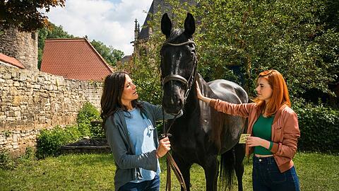"Zwei Frauen f&uuml;r alle Felle: Pferdeliebe": Dr. med. Vet. Maja Freydank (Bettina Zimmermann, l.) und Dr. med. Vet. Julia Kramer (Meriel Hinsching) mit dem verletzen Turnierpferd Icarus.