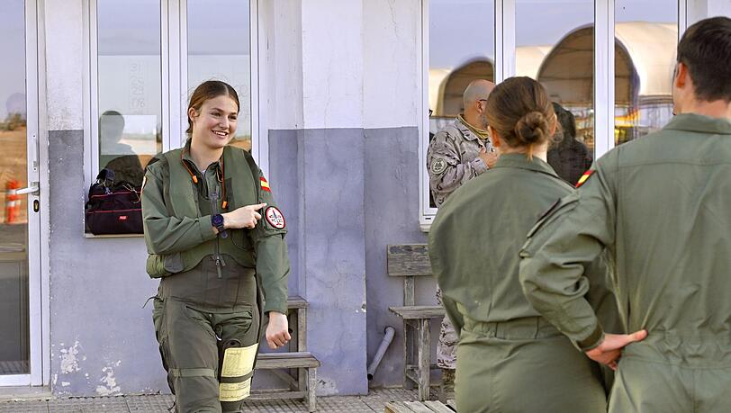 Spaniens Prinzessin Leonor (l) bekommt beim Milit&auml;r keine Extraw&uuml;rste. (Archivbild)