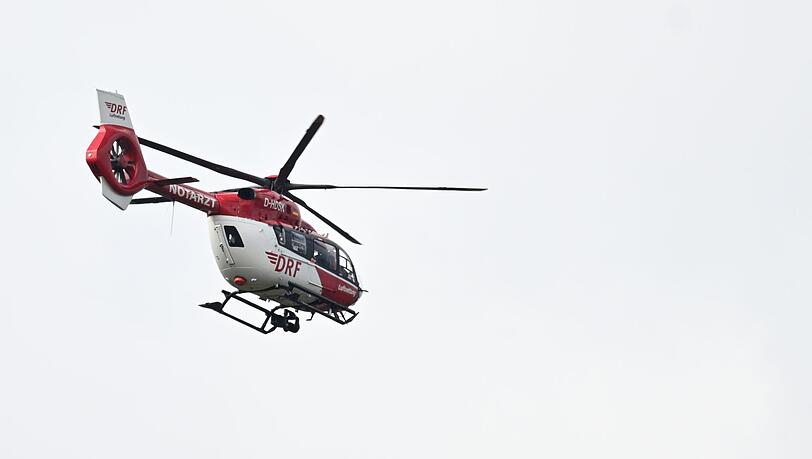 Mit einem Hubschrauber wird das M&auml;dchen in eine Klinik geflogen. (Symbolbild)