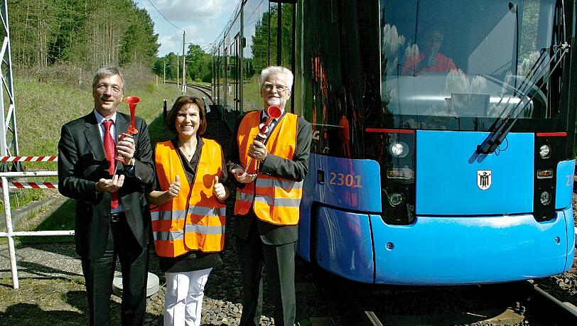 Michael Daum von der Hersteller-Firma Stadler Pankow, die Veltener Bürgermeisterin Ines Hübner und MVG-Chef Herbert König posieren vor der Akku-Tram. Michael Daum von der Hersteller-Firma Stadler Pankow, die Veltener Bürgermeisterin Ines Hübner und MVG-Chef Herbert König posieren vor der Akku-Tram.