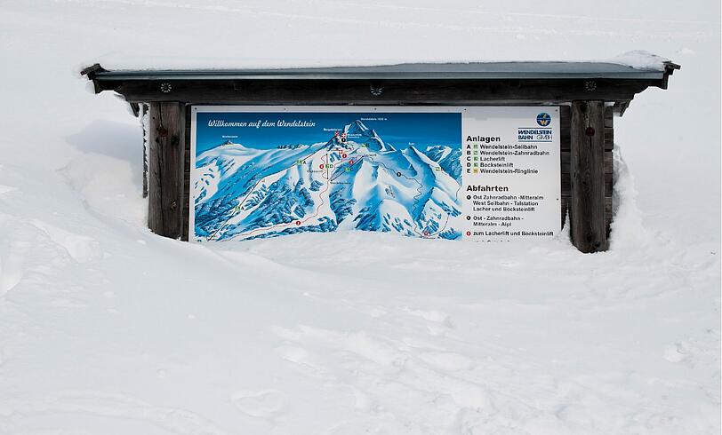 Eingeschneit: Von der Skigebiet-Tafel auf dem 1.838 Meter hohen Wendelstein bei Bayrischzellzeigt ist kaum noch was zu sehen. Das sibirische Hoch Cooper hat in der Nacht zu Dienstag erneut in vielen Teilen Deutschlands für eisige Temperaturen gesorgt.
