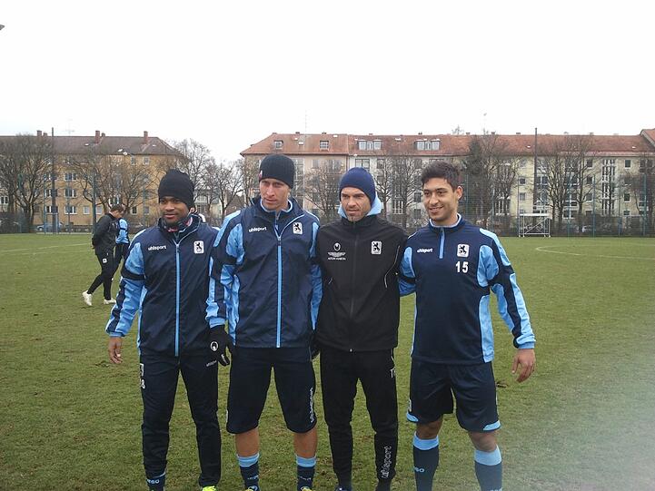 Alexander Schmidt (2. v. r.) bittet seine Neuzugänge Ola Kamara (l.), Rob Friend (2. v. l.) und Malik Fathi am Freitag zum Sondertraining.