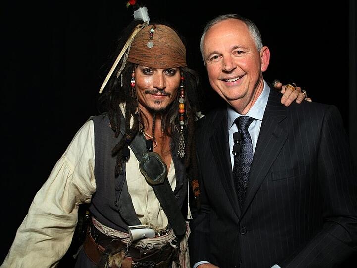 Johnny Depp (l.) als Jack Sparrow mit Ex-Disney-Chef Dick Cook