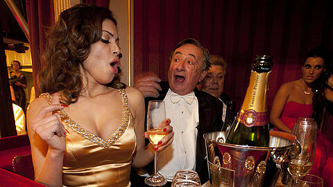 Richard "Mörtel" Lugners Ehrengast Ruby Rubacuori scheint sich im Jahr 2011 köstlich in der Loge des alten Bauherren amüsiert zu haben