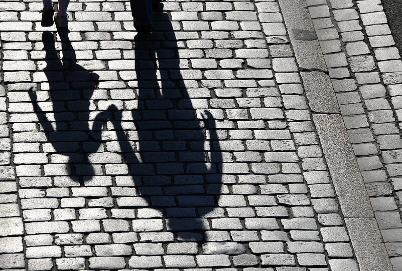 Eine Bäckereifachverkäuferin alarmiert den Notruf, als sie das Mädchen mutterseelenallein am Marktplatz bemerkt. (Symbolbild)