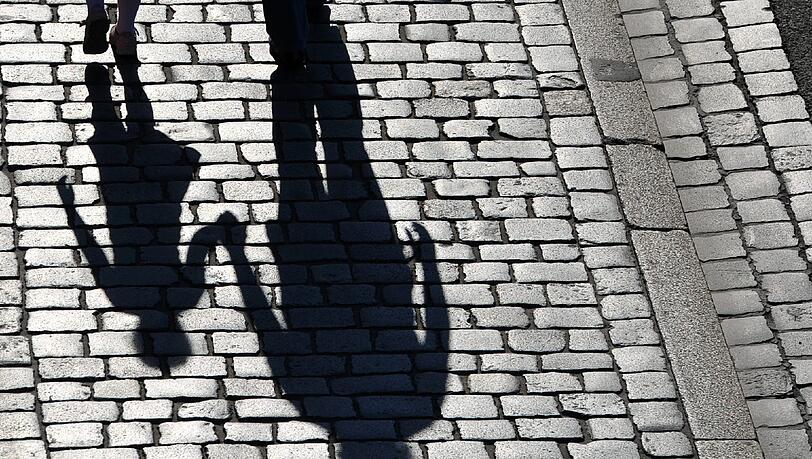 Eine Bäckereifachverkäuferin alarmiert den Notruf, als sie das Mädchen mutterseelenallein am Marktplatz bemerkt. (Symbolbild) Eine Bäckereifachverkäuferin alarmiert den Notruf, als sie das Mädchen mutterseelenallein am Marktplatz bemerkt. (Symbolbild)