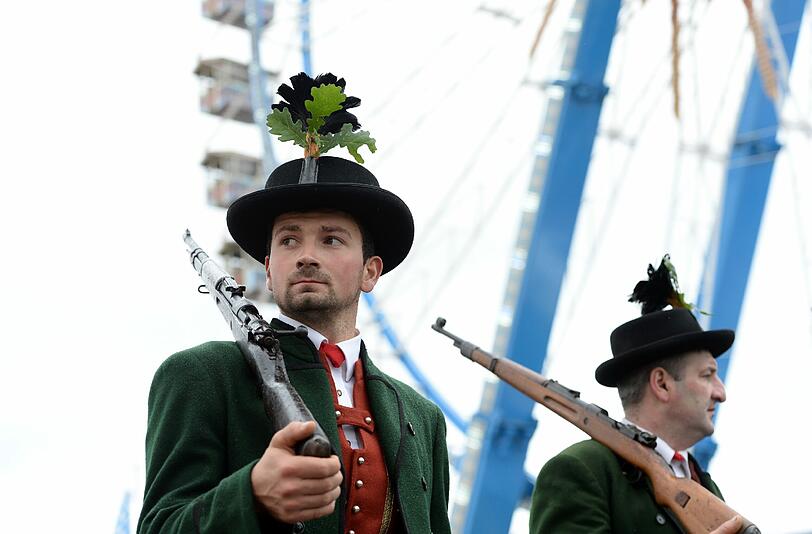 Der erste Wiesn-Sonntag gehört den Trachtlern und dem traditionellen Umzug. In den Zelten ging's gemütlicher zu als beim Anstich. Die Bilder von Tag 2 zum Durchklicken.
